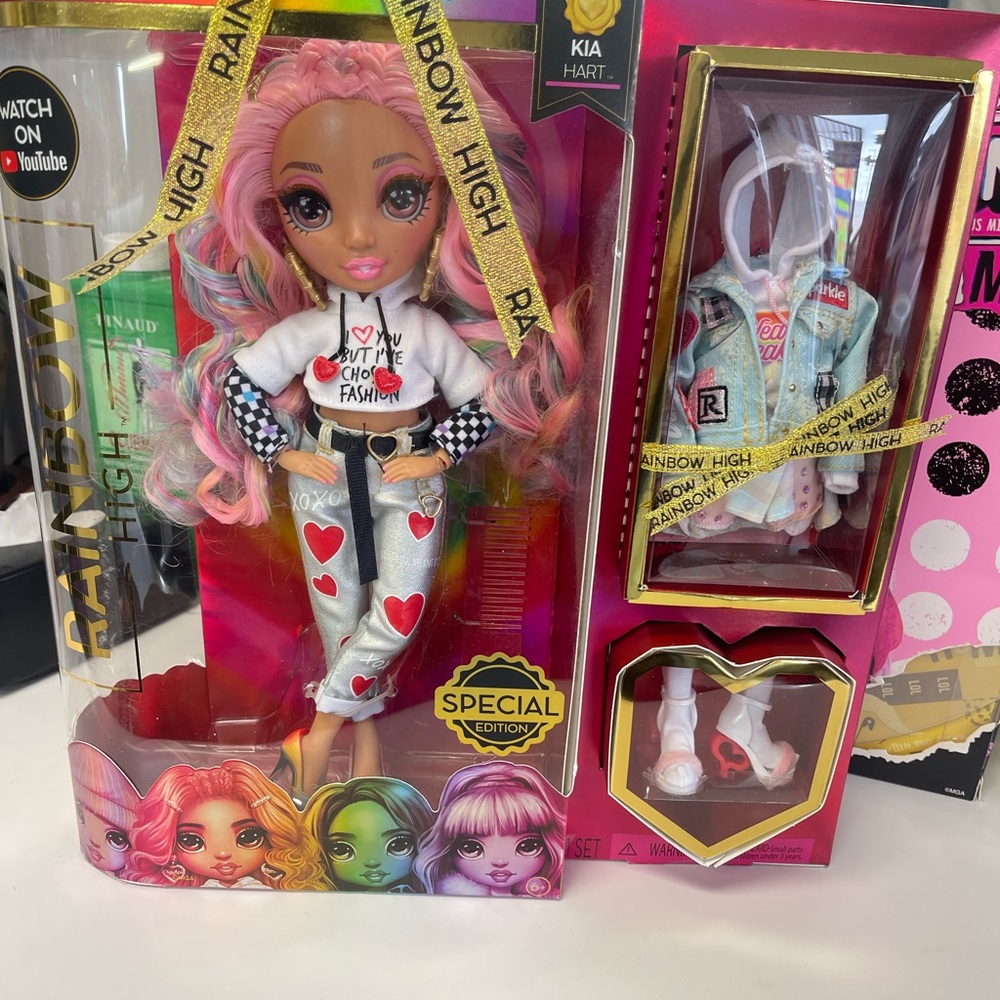 RAINBOW HIGH DOLL